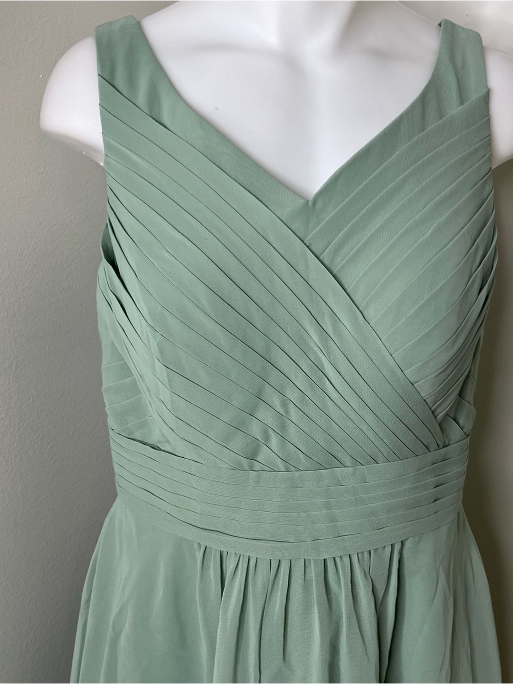 Azazie Grace V- Neck Knee Length A-Line Chiffon Formal Dress Size 6 - Picture 4 of 8